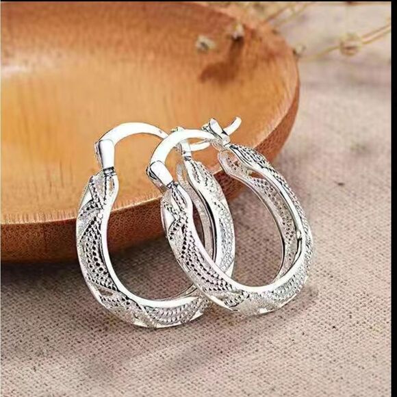 ⭐️18k White Gold Plated Beautiful Hollow Etched Filagree Design Hoop Ear…